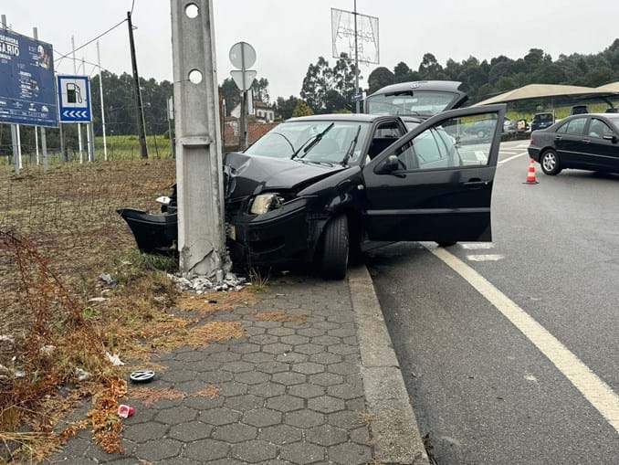 Acidente em Oliveira de Azeméis: Dois Feridos em Despiste de Carro