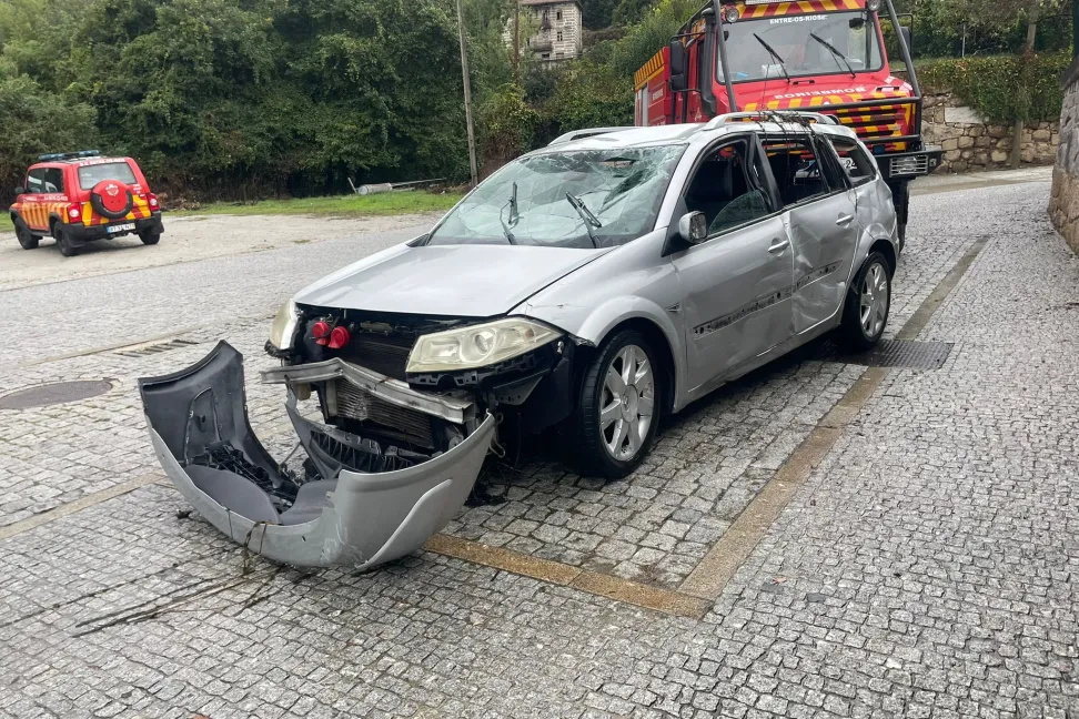 Carro Retirado do Rio Douro em Penafiel: Um Resgate Bem-Sucedido