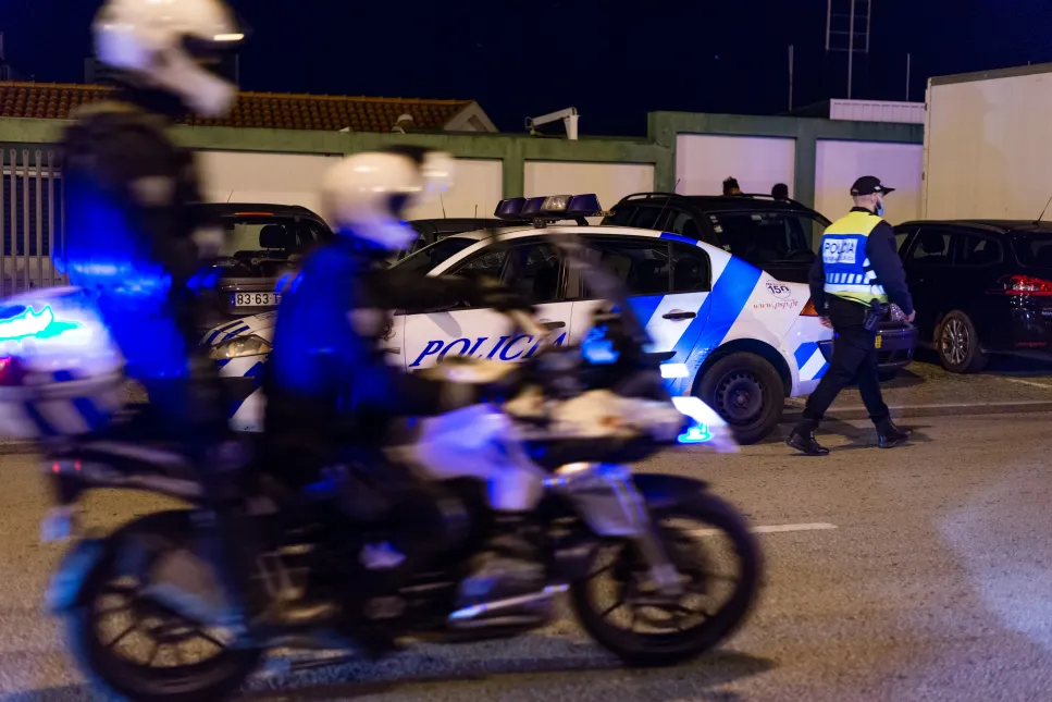 Condução Perigosa e Apreensão de Armas em Olhão: O Que Aconteceu