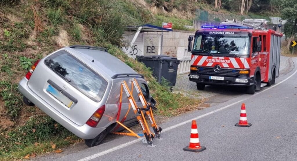 Acidente na Estrada Braga-Guimarães: Idosos Feridos em Colisão