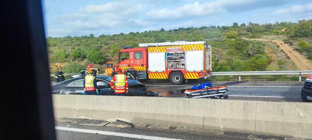 Tragédia na A22: Colisão Frontal Resulta em Um Morto e Dois Feridos Graves