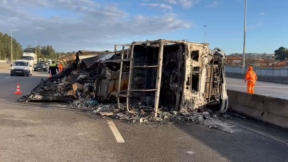 Acidente de Camião na A1: Incêndio e Ferido Ligeiro em Grijó