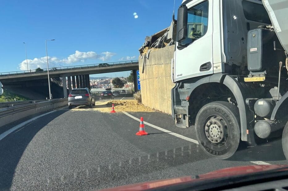Acesso à A9 Interrompido em Queluz: Desastre de Camião
