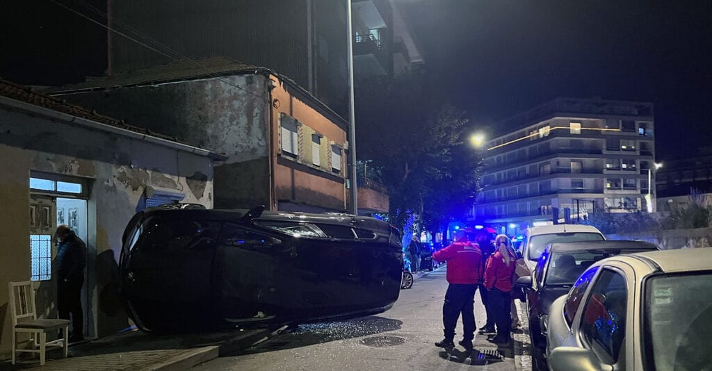 Acidente na Rua Luís de Camões: Colisão e Capotamento na Trofa